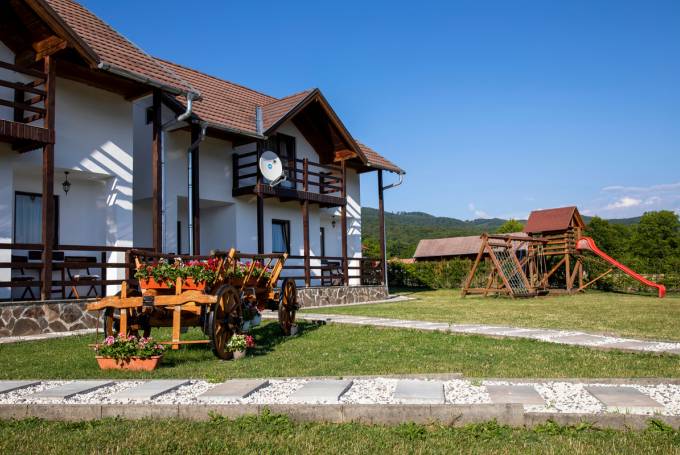 Pallós Apartments