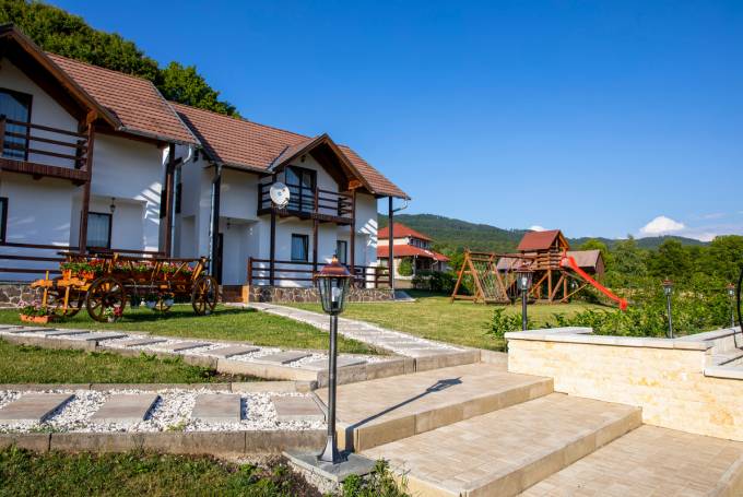 Pallós Apartments