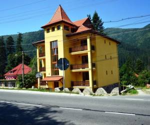 Fenyő Villa, photo 3 of 13