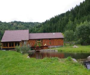 CrossLine Lodge, photo 2 of 20