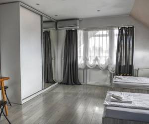 Négyágyas szoba – 30 m²-es, udvarra néző szoba