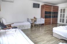Négyágyas szoba – 30 m²-es, udvarra néző szoba