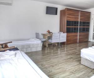 Négyágyas szoba – 30 m²-es, udvarra néző szoba