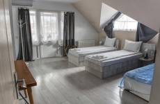 Négyágyas szoba – 30 m²-es, udvarra néző szoba