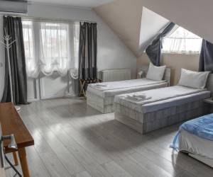 Négyágyas szoba – 30 m²-es, udvarra néző szoba