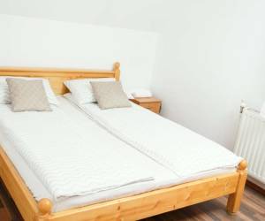 Emeleti franciaágyas szoba – praktikus választás rövidebb tartózkodásra