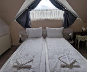 Erkélyes háromágyas szoba – 20 m²-es szoba terasszal