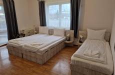Erkélyes háromágyas szoba – 20 m²-es szoba terasszal