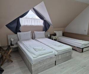 Erkélyes háromágyas szoba – 20 m²-es szoba terasszal