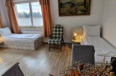 Tágas háromágyas szoba – 50 m²-es, kényelmes szoba saját konyhasarokkal