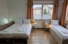 Tágas háromágyas szoba – 50 m²-es, kényelmes szoba saját konyhasarokkal