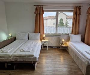 Tágas háromágyas szoba – 50 m²-es, kényelmes szoba saját konyhasarokkal