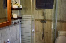 Szoba kertre néző kilátással