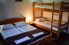 Szoba kertre néző kilátással