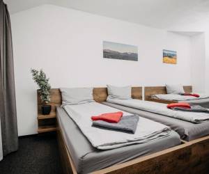 Háromszemélyes szoba, egy single ággyal és egy franciaággyal
