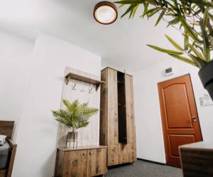 Háromszemélyes szoba, egy single ággyal és egy franciaággyal