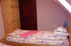 Hegyekre néző emeleti háromágyas szoba – panorámás, 3–4 fő részére