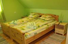 Hegyekre néző emeleti háromágyas szoba – panorámás, 3–4 fő részére