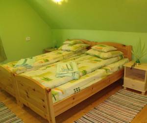 Hegyekre néző emeleti háromágyas szoba – panorámás, 3–4 fő részére