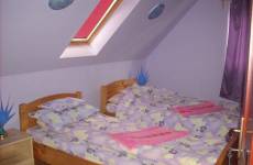 Hegyekre néző emeleti háromágyas szoba – panorámás, 3–4 fő részére