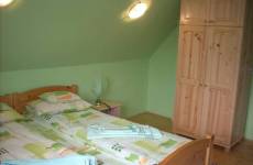 Hegyekre néző emeleti háromágyas szoba – panorámás, 3–4 fő részére