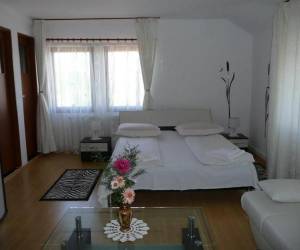 Franciaágyas + 2 személyes kanapé