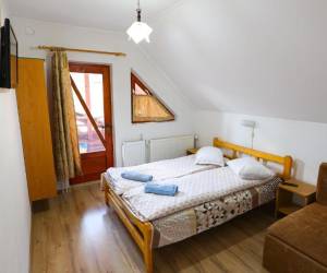 Kétszemélyes szoba erkéllyel és folyóra néző kilátással (20 m²)