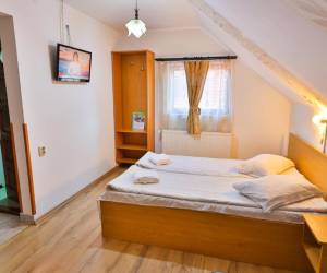 Kétszemélyes szoba erkéllyel és folyóra néző kilátással (20 m²)