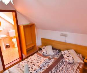 Kétszemélyes szoba erkéllyel és folyóra néző kilátással (20 m²)
