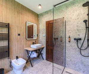 Villa jakuzzival – privát wellnessélmény az erdő szélén