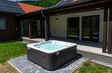 Villa jakuzzival – privát wellnessélmény az erdő szélén