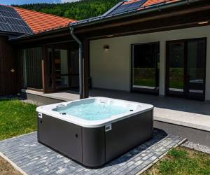 Villa jakuzzival – privát wellnessélmény az erdő szélén