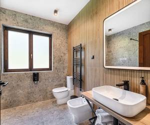 Villa jakuzzival – privát wellnessélmény az erdő szélén