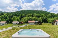 Villa jakuzzival – privát wellnessélmény az erdő szélén