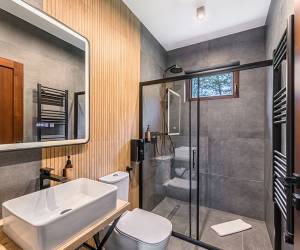 Villa jakuzzival – privát wellnessélmény az erdő szélén