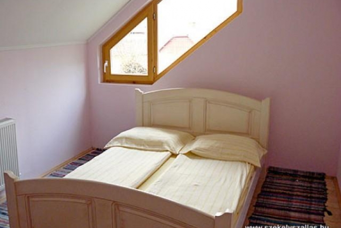 Cameră cu 2 paturi duble (+ 1 pat suplimentar)