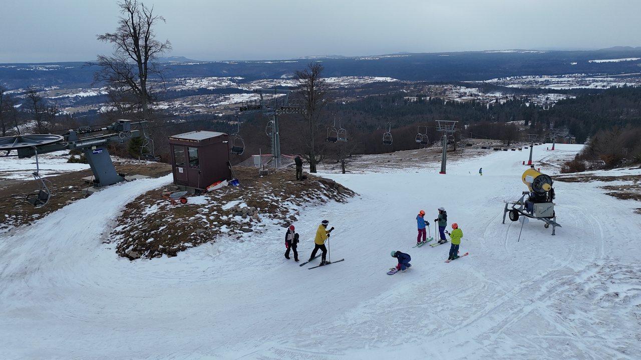 Sízők a SkiVarság lejtőjén