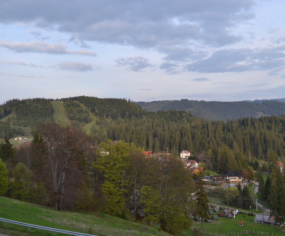 Borszéki sípálya és környezete tavasszal, 2014. Archív felvétel; nem aktuális hóhelyzet.