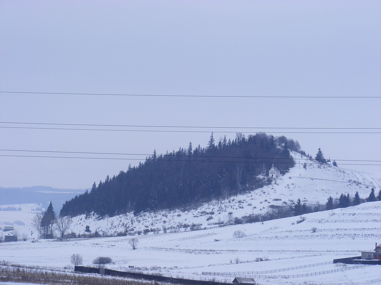Kissomlyó téli látképe, 2009. Környezetkép; a sípálya mai állapotát nem igazolja.