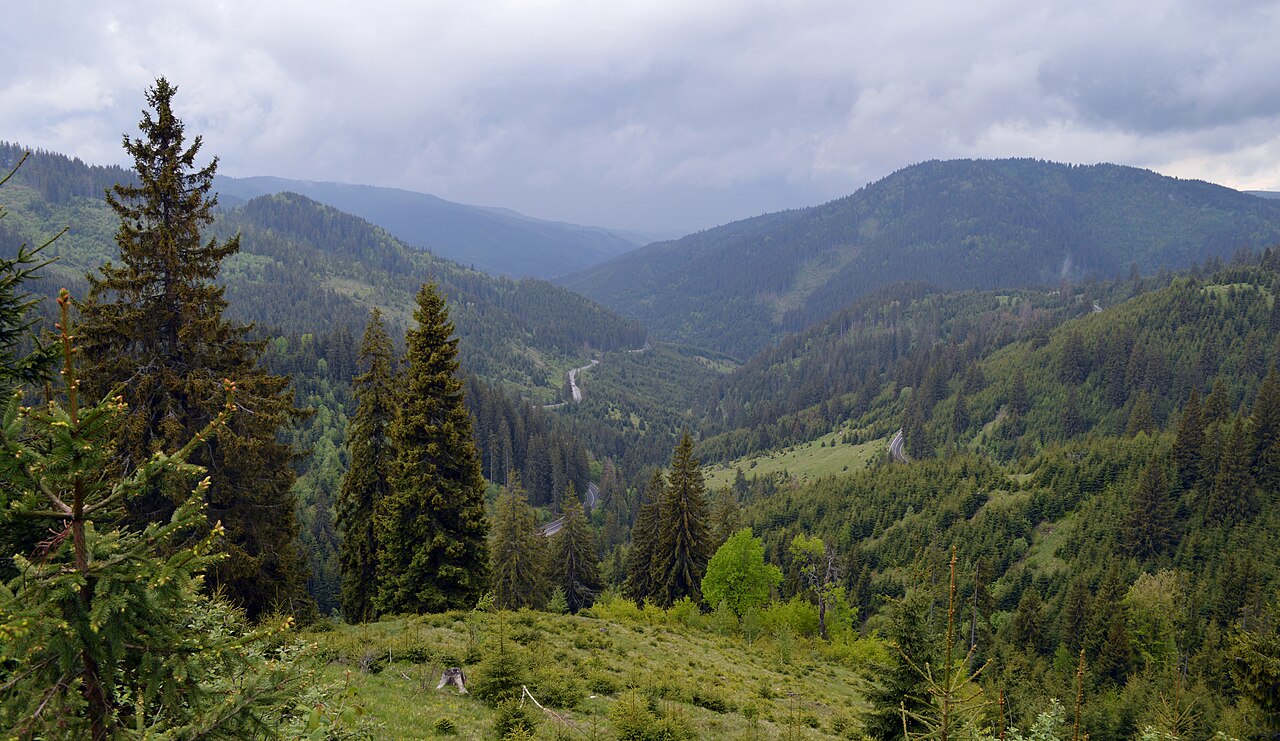Kilátás a Pongrác-tetőről, 2017. május. A környéket mutatja, nem az Oxygen sípályát.